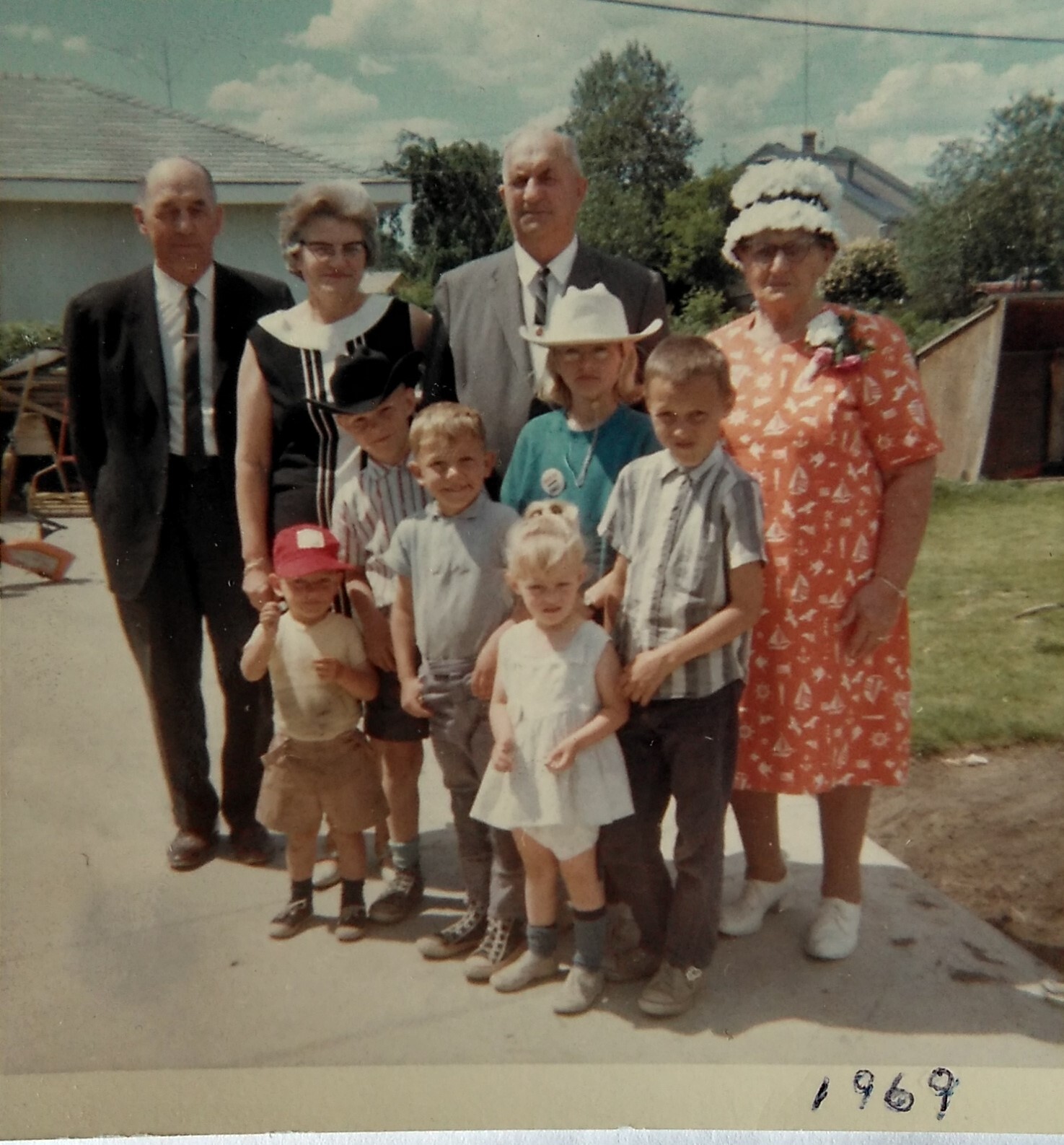 2020-11-08-simon-agatha-joe-florence-with-peter-marys-children-1969-img-20201105-122330782-hdr.jpg